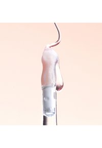 Translucent glassapplikator med en slank form, med en melk hvit base og en rosa geléaktig substans som drypper fra tuppen.