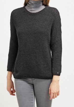 Maglione nero lavorato a maglia con scollatura rotonda e maniche a tre quarti. Vestibilità casual con un motivo testurizzato e dettagli sottili sulle maniche.