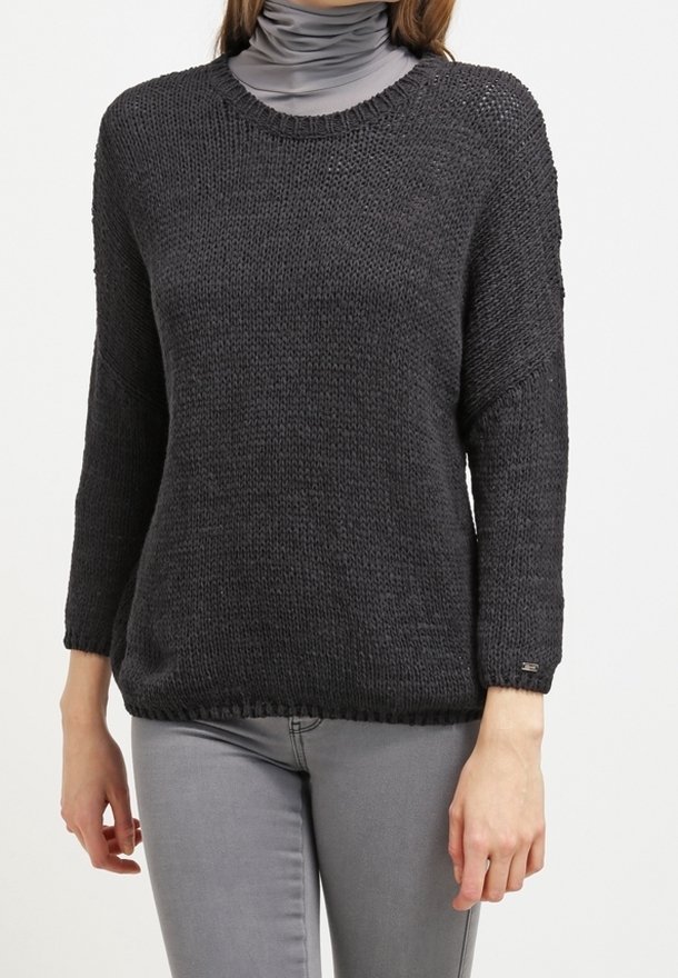 Maglione nero lavorato a maglia con scollatura rotonda e maniche a tre quarti. Vestibilità casual con un motivo testurizzato e dettagli sottili sulle maniche.