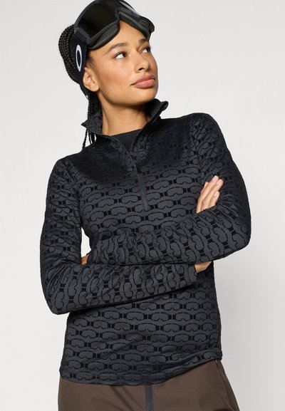 Melnā ceturtdaļzipa pulovers ar fakturētu rakstu, garām piedurknēm un apkakli. Materiāls šķiet mīksts ar gludu apdari.