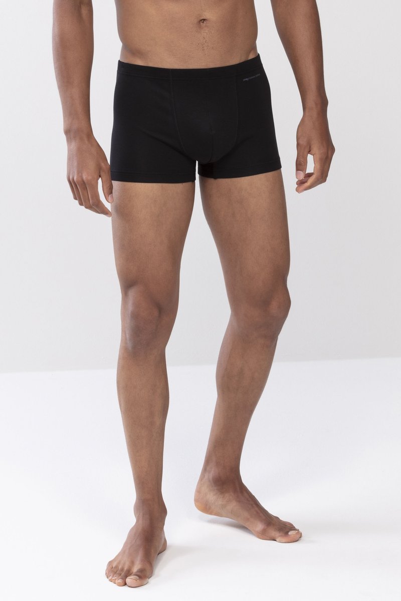 Zwarte boxershort gemaakt van soepel stof met een elastische tailleband. Heeft een klassieke snit en een strakke pasvorm, waardoor de benen en blote voeten zichtbaar zijn.