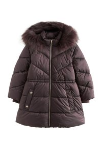 Manteau rembourré bordeaux avec capuche en fausse fourrure, fermeture éclair à l'avant, design matelassé en chevrons et poches latérales avec fermetures à pression. Texture douce.
