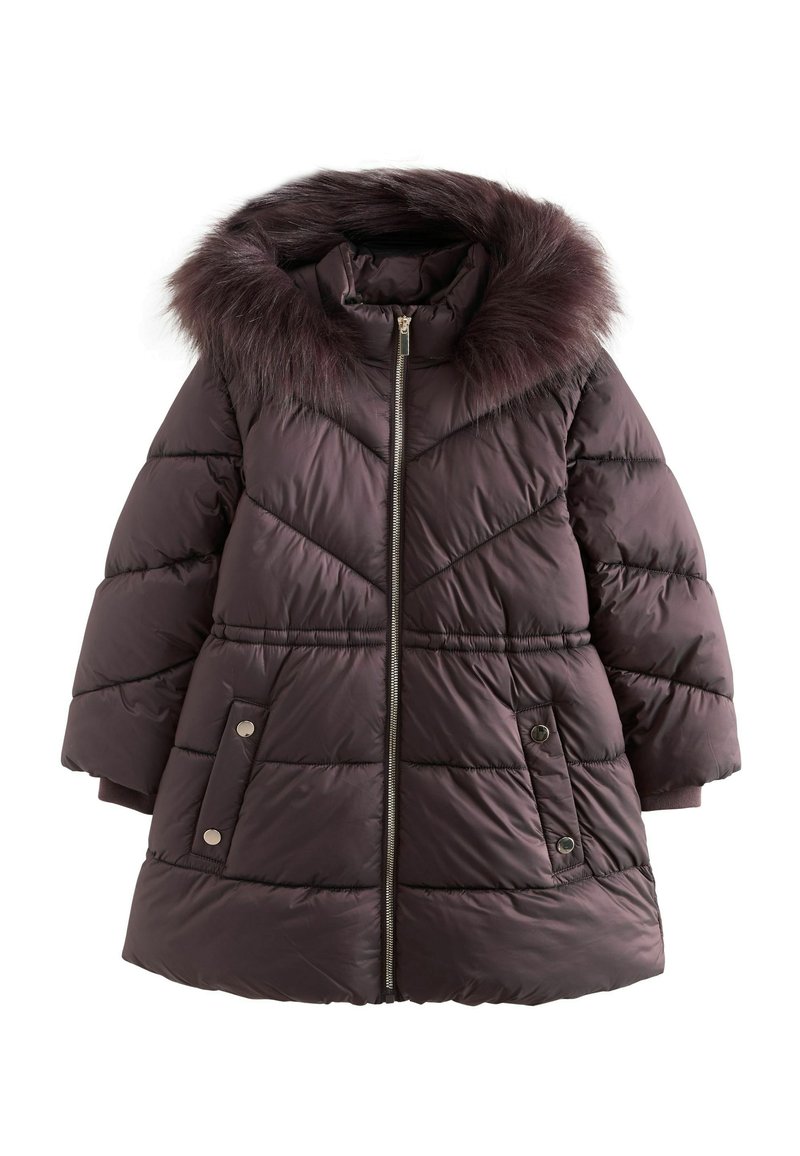 Manteau rembourré bordeaux avec capuche en fausse fourrure, fermeture éclair à l'avant, design matelassé en chevrons et poches latérales avec fermetures à pression. Texture douce.