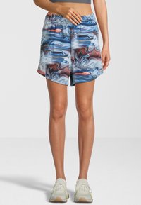 Pantalones cortos deportivos multicolores con un patrón en espiral en azul, rojo y blanco, con una cinturilla elástica y un ajuste holgado.