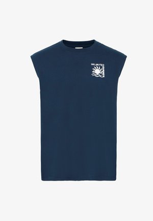 Tengerészkék, ujjatlan póló, pamutból készült. Elülső részén fehér grafika található, "UNLIMITED SUMMER" felirattal és napmotívummal.