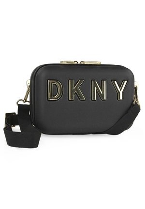 Bolso negro DKNY con exterior texturizado, lettering dorado, cierre de cremallera y correa ajustable. Forma rectangular compacta.