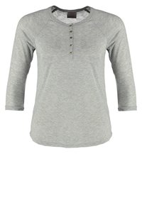 Graues Langarmshirt mit Rundhalsausschnitt, das vorne fünf goldfarbene Knöpfe aufweist und aus einem weichen, strukturierten Stoff besteht.