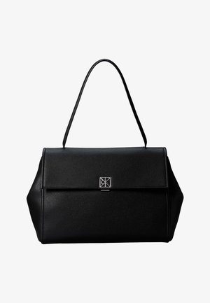 Melna ādas rokassoma ar vienu augšējo rokturi, taisnstūra formu, teksturētu virsmu un mazu sudraba kvadrātveida aizdari uz priekšējā aizsega.