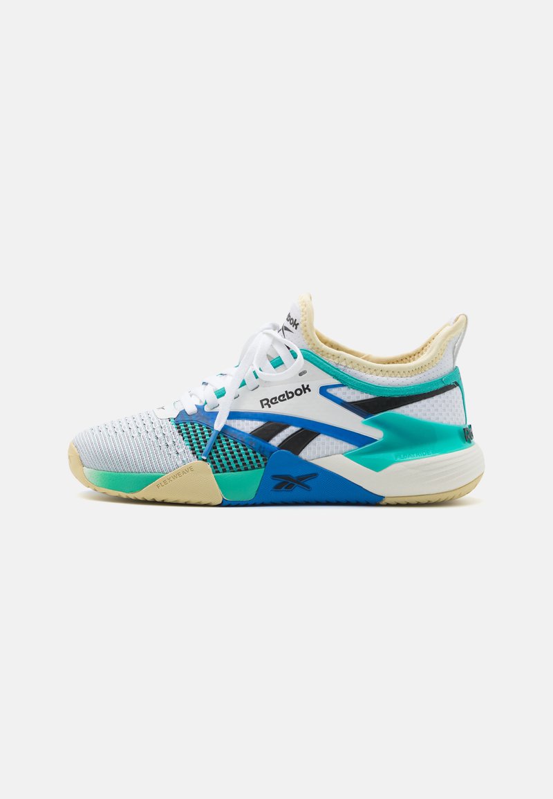 Adidași Reebok ușori, cu un superior din plasă în alb, verde, albastru și accente negre; talpă flexibilă cu prindere texturată.