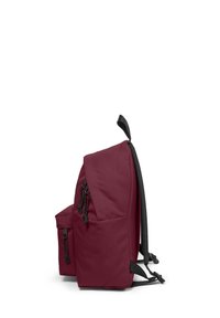Mochila color marrón con acentos negros, fabricada con un material duradero, correas acolchadas, bolsillos laterales y una forma rectangular para almacenar objetos de manera segura.