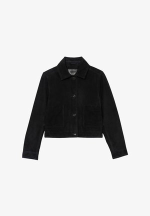 Mustast seemisnahast jakk pikkade varrukatega, ees nööbitav, kahe ees oleva taskuga ja terava kraega.