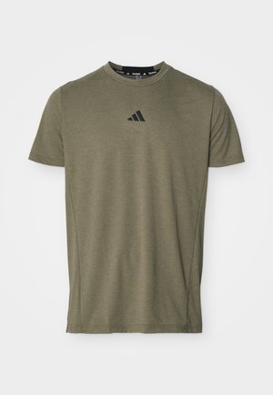 Maslinasta zelena majica kratkih rukava od mekanog materijala, s crnim Adidas logotipom na prsima i klasičnim okruglim izrezom.