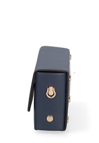 Borsa rettangolare blu navy con una texture liscia, dettagli in metallo dorato, cerniera laterale e borchie metalliche. Presenta una chiusura a patta e un design strutturato.