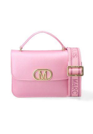 Roze leren handtas met bovenhandvat, gouden "M" logo sluiting en brede verstelbare roze stoffen band met "Marc Ellis" merk.