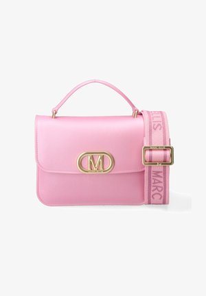 Roze leren handtas met bovenhandvat, gouden "M" logo sluiting en brede verstelbare roze stoffen band met "Marc Ellis" merk.