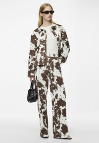 Pieces WIDE FIT PCFAMINA - Vaqueros a campana - bright white