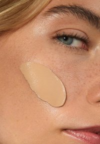 MÁDARA SKINONYM SEMI-MATTE PEPTIDE FOUNDATION - Fond de teint - #40 sand