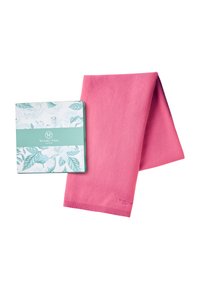 En lyserød cashmere-scarf lagt ved siden af en gaveæske med blomsterdesign. Scarfet har en glat tekstur; æsken har en teal- og hvid farveskala med bladdesign.