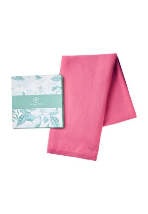 Ein rosa Kaschmirschal liegt neben einer mit Blumenmuster verzierten Geschenkschachtel. Der Schal hat eine glatte Textur; die Schachtel weist ein farbliches Design in Türkis und Weiß mit Blattmotiv auf.