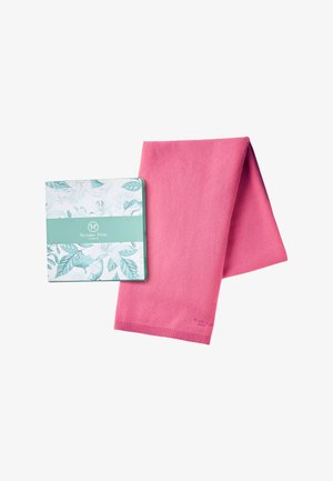 Vaaleanpunainen kashmirhuivi asetettu kukkakuosisen lahjarasian viereen. Huivilla on sileä pinta; rasia on turkoosi-valkoinen ja siinä on lehden kuvio.