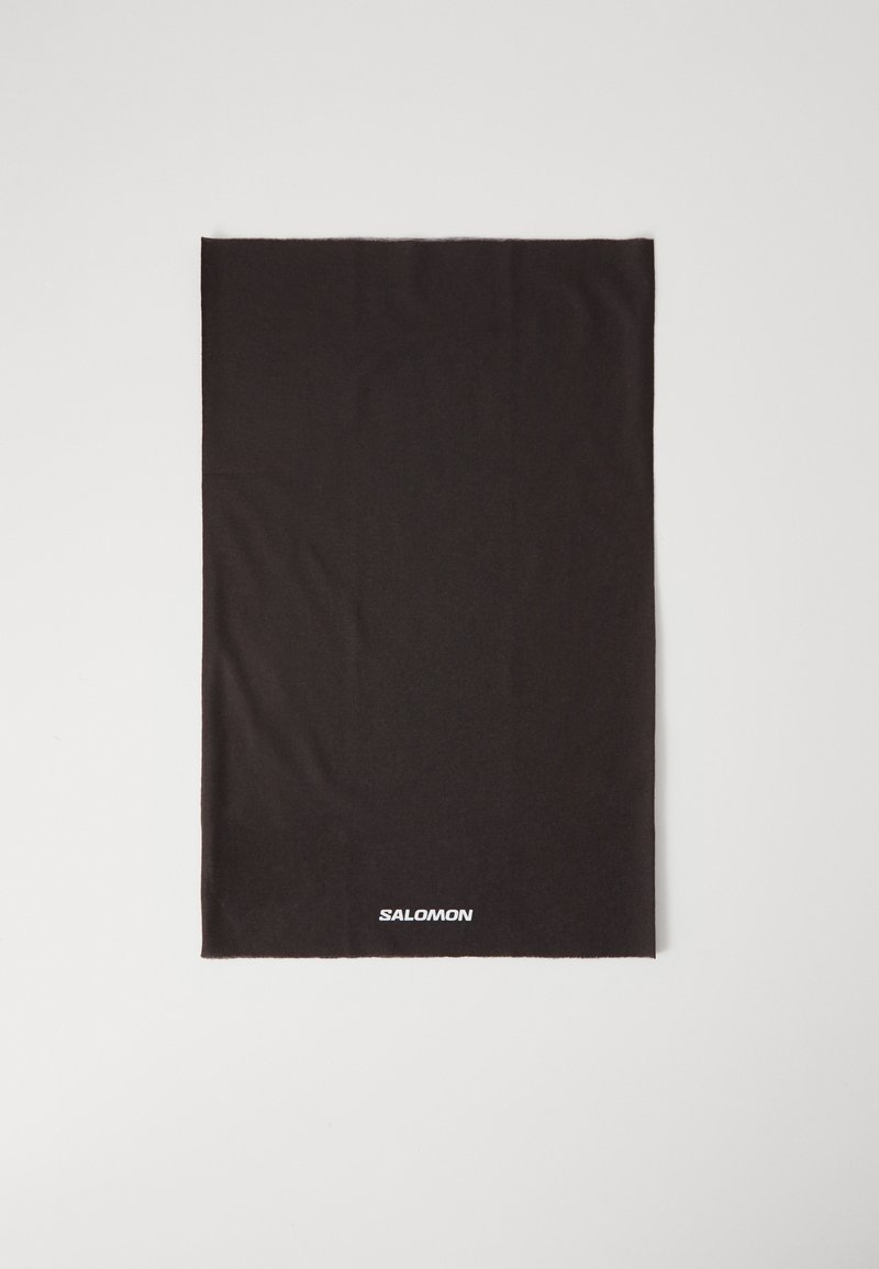 Melna auduma šalle ar gludu tekstūru. Apakšā ir balts "SALOMON" logo. Taisnstūra forma, plakana bez papildu rakstiem.