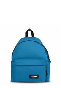 Mochila Eastpak azul hecha de tela, con un diseño de parte superior redondeada, bolsillo frontal con cremallera y parche de logo negro en la parte delantera. Cintas y detalles negros.