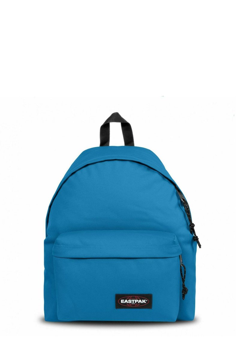 Mochila Eastpak azul hecha de tela, con un diseño de parte superior redondeada, bolsillo frontal con cremallera y parche de logo negro en la parte delantera. Cintas y detalles negros.