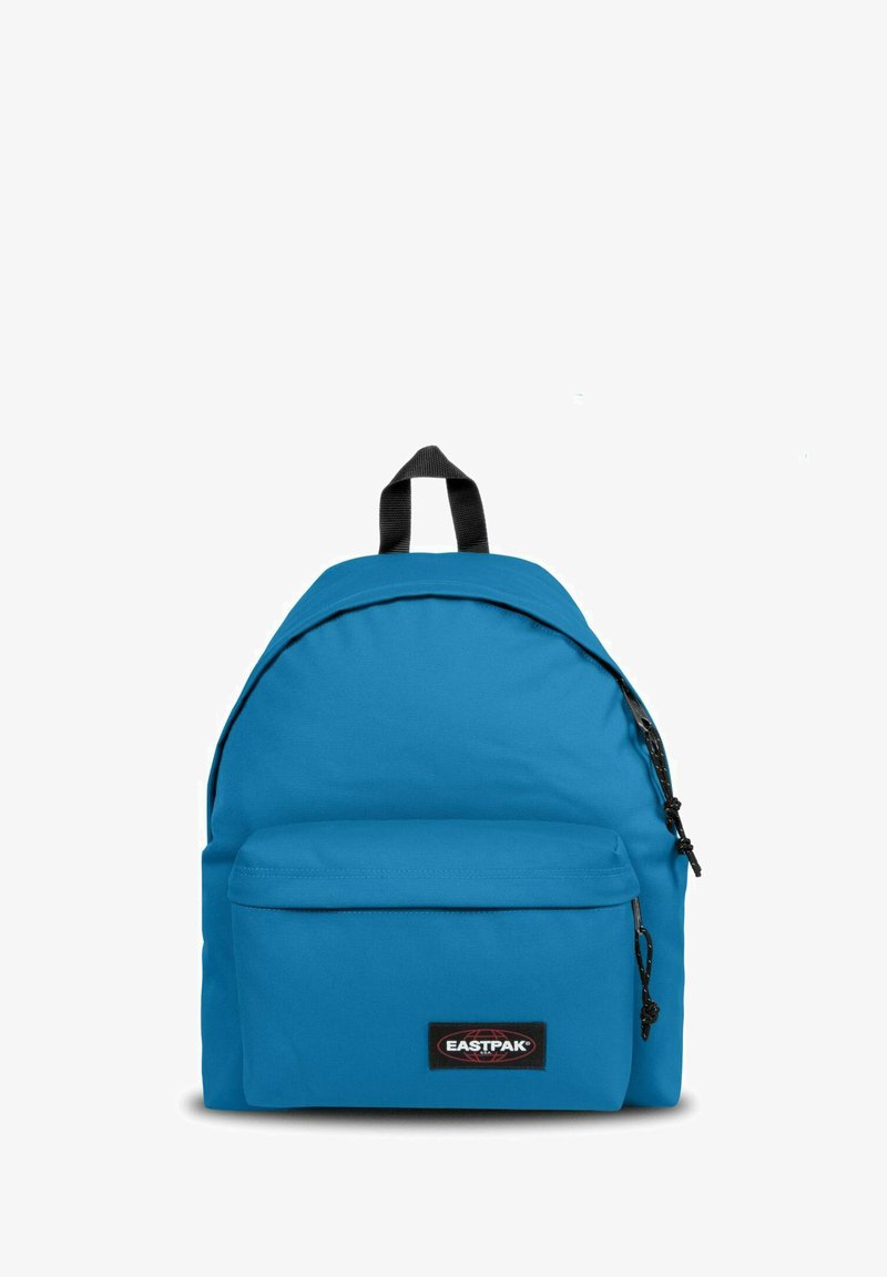 Mochila Eastpak azul hecha de tela, con un diseño de parte superior redondeada, bolsillo frontal con cremallera y parche de logo negro en la parte delantera. Cintas y detalles negros.