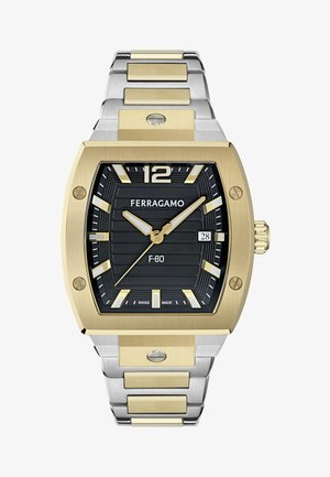 Ferragamo F-80 horloge met een zwarte gestructureerde wijzerplaat, gouden uurmarkeringen en een roestvrijstalen band met gouden accenten. Bevat een datumaanduiding.