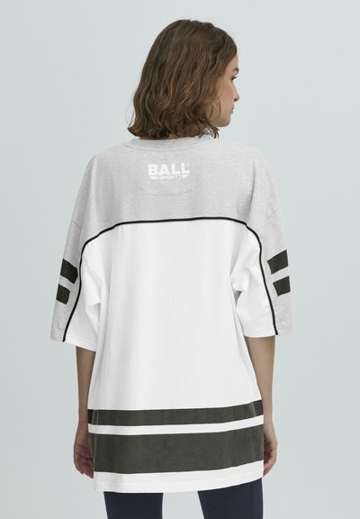 Veľká tričko s šedou hornou časťou, bielou dolnou časťou, čiernymi pruhovanými akcentmi a logom "BALL" na zadnej strane blízko výstrihu.