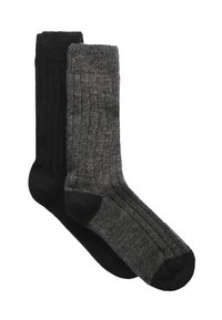 Deux paires de chaussettes côtelées, en noir et gris foncé, fabriquées à partir d'un matériau doux avec des talons et orteils renforcés pour plus de durabilité.