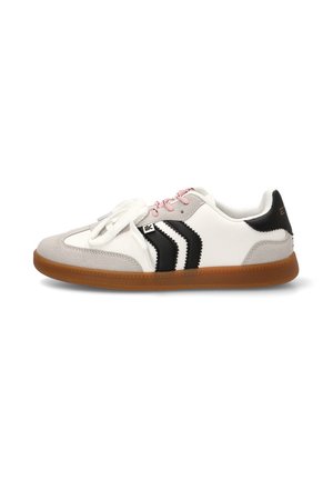 Zapatilla baja blanca con puntera de ante beige, rayas en forma de chevron negras, cordones rosas y blancos, y suela de goma marrón.