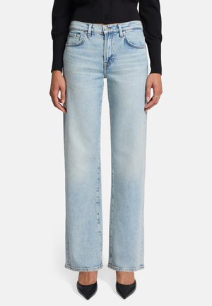 Jean large bleu clair en denim, avec une coupe taille moyenne, détails des poches avant et ourlet cousu. Associé à des chaussures noires à talons pointus.