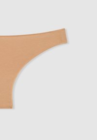 Perizoma in cotone beige con una texture liscia, design minimalista e una cintura larga. Nessun motivo visibile o accessori in metallo.