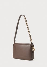 Borsa a tracolla in pelle marrone con una forma piatta. Caratterizzata da dettagli in metallo dorato e una tracolla con la scritta "Valentino".