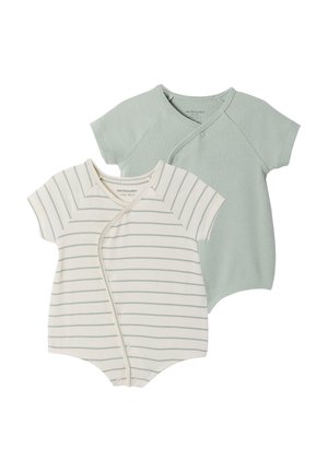 Zwei kurzärmelige Baby-Strampler, einer einfarbig salbeigrün und einer cremefarben mit dünnen grauen Streifen, beide mit seitlichen Druckknopfverschlüssen.