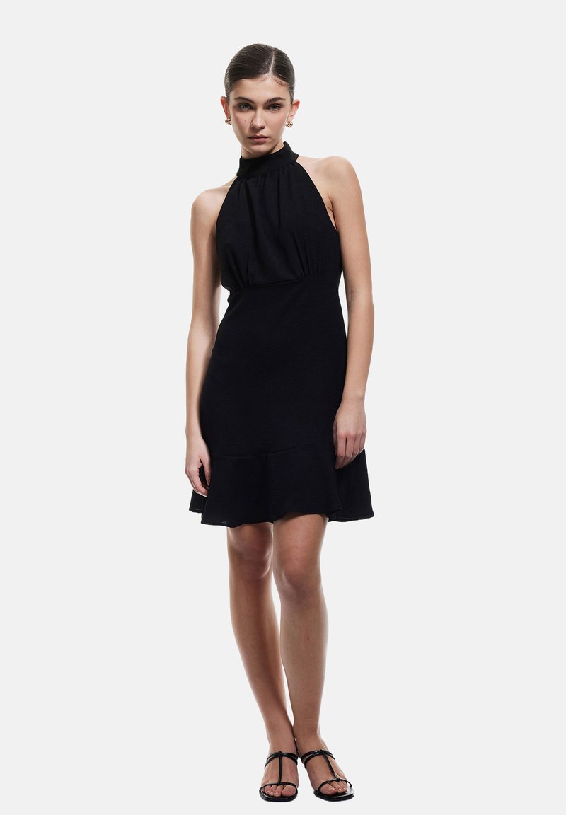 Schwarzes Neckholderkleid mit gerafftem Oberteil und ausgestelltem Saum. Aus leichtem Stoff gefertigt, bietet es eine glatte Textur und ein minimalistisches Design.