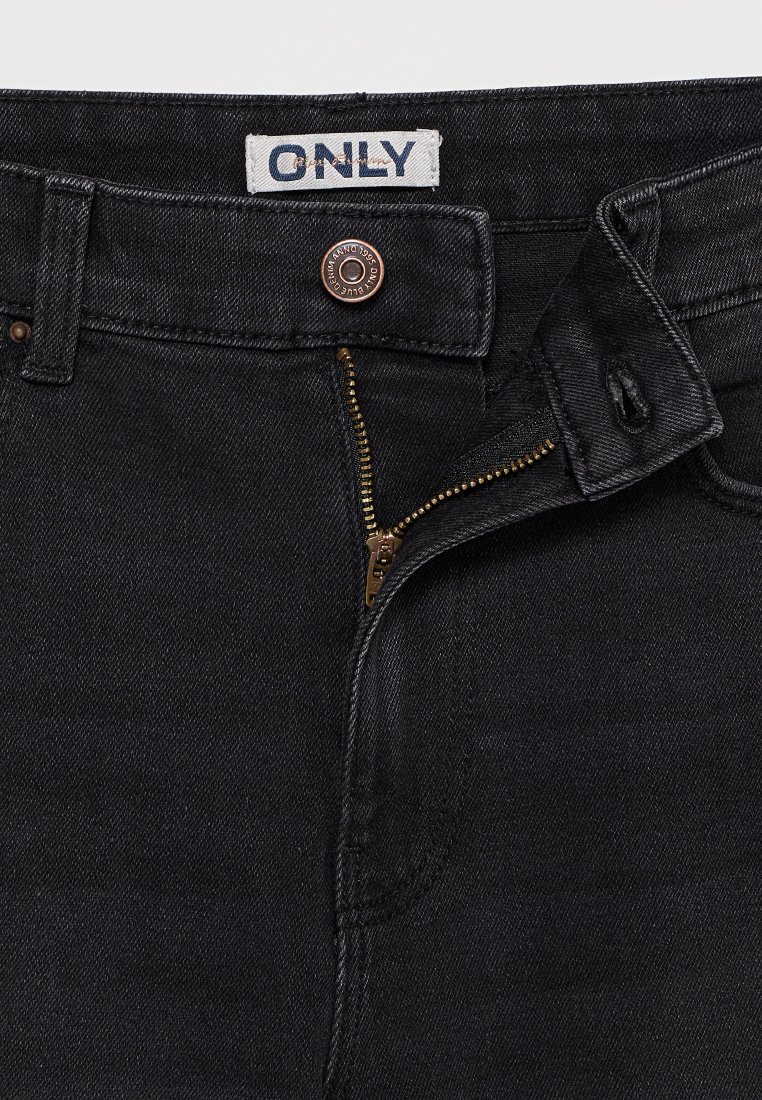 Schwarze Jeans aus Denim mit mittelschließendem Bund, Kupferknopfverschluss und goldfarbenem Reißverschluss. Der Stoff hat eine glatte Textur mit minimaler Ausbleichung.