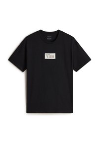 Sort bomulds T-shirt med korte ærmer, prydet med en rektangulær hvid lap med teksten "Vans" skrevet i dekorativt gyldent skrift.