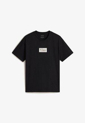 Schwarzes Baumwoll-T-Shirt mit kurzen Ärmeln, versehen mit einem rechteckigen weißen Patch, auf dem "Vans" in dekorativem goldenen Schriftzug geschrieben steht.