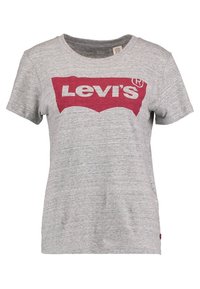 Camiseta de algodón gris con cuello redondo. Presenta un gran logotipo rojo de Levi's en el pecho. Mangas cortas y ajuste estándar.