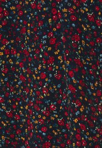 Tejido oscuro con un patrón floral que presenta rosas rojas y pequeñas flores amarillas y azules. La textura parece ligera y suave, con una impresión densa.