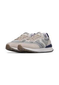 Sneaker beige e grigie con tomaia in suede e tessuto, design con lacci, collo imbottito e suola in gomma. Accenti blu sottili sui lati.