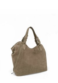 Sac à main en daim couleur tan avec deux bretelles, doté d'une poche latérale zippée et d'accents en métal. Texture lisse avec une forme structurée.