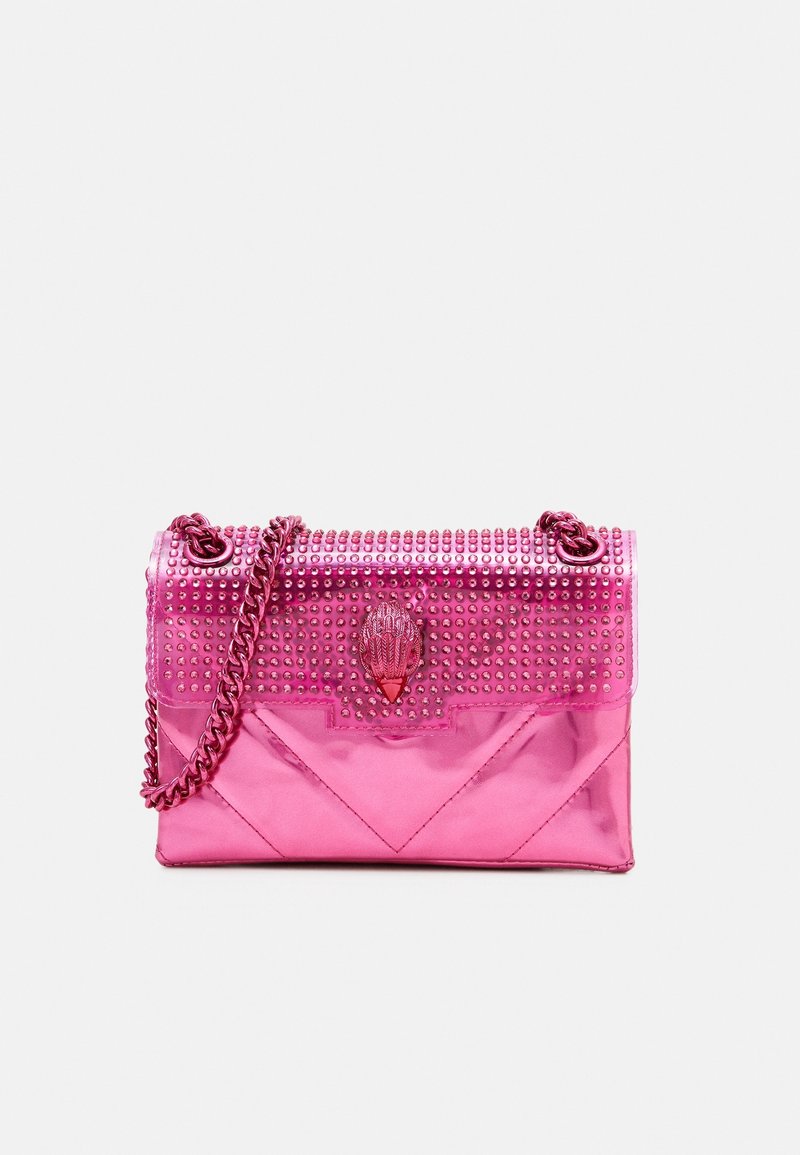 Jaskrawo różowa, metaliczna torebka z nitami, ozdobnym zapięciem i łańcuszkowym paskiem. Posiada pikowany teksturę w wzór zygzaka.