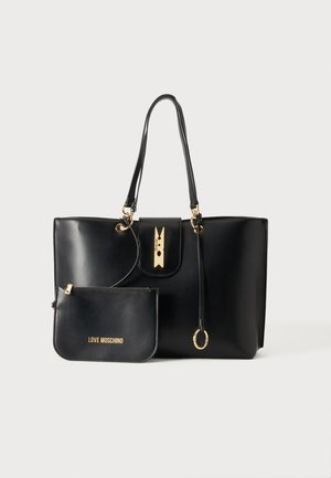 Bolso tote de piel negra con herrajes dorados y monedero con cremallera a juego etiquetado con "Love Moschino" sobre un fondo liso.