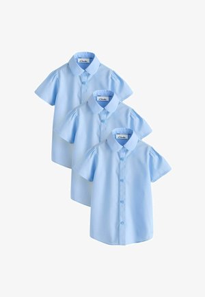 Tres camisas de manga corta de color azul claro con cuello Peter Pan, dispuestas superpuestas sobre un fondo blanco.