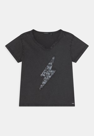 Sort kortærmet t-shirt med v-hals med slidte detaljer og et stort sølvfarvet lyn-design midt på forsiden.