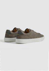 Tenisi gri din suede cu toc din piele gri închis, talpă din cauciuc alb și design clasic cu șireturi; branding discret pe toc.
