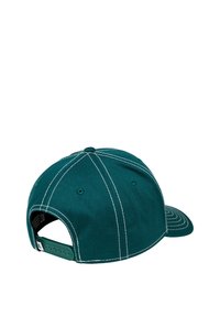 Teal basebollkeps med vit sömnad, justerbar plastsnapback och böjd skärm. Har ventilationshål för andningsförmåga.